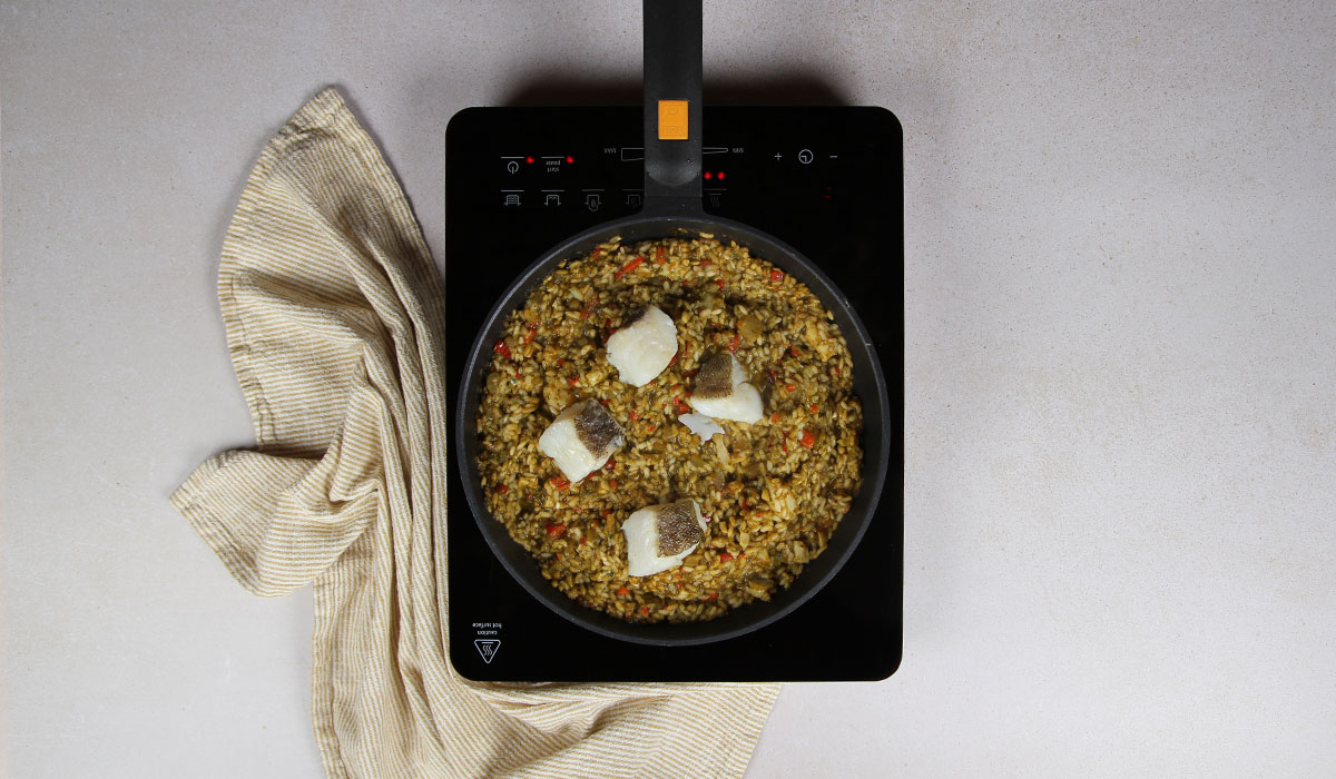 Colocación de lomos de bacalao en arroz con bacalao y espinacas