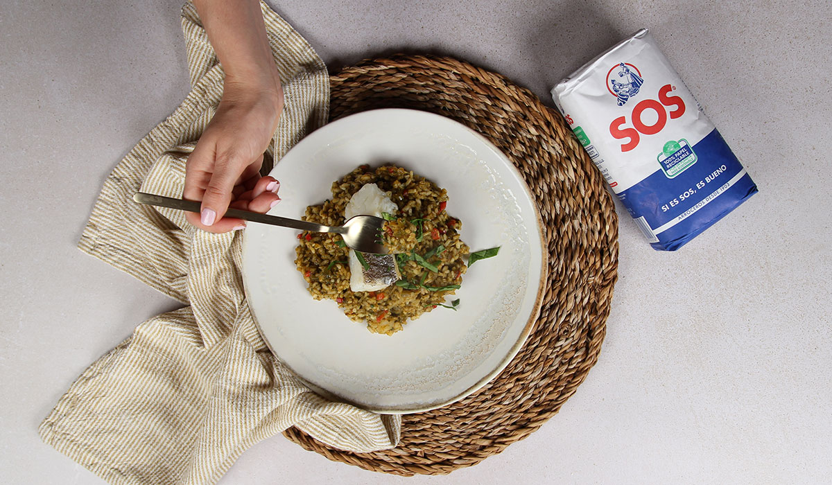 Presentación de arroz con bacalao y espinacas