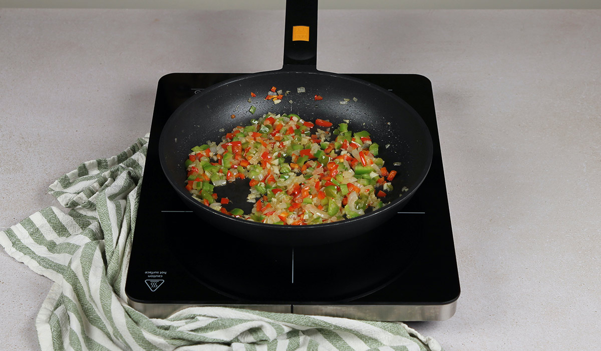 Sofreír verduras en arroz con habas y alcachofas