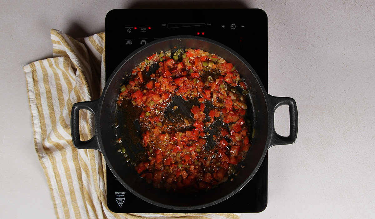 Sofrito en en Arroz con secreto ibérico y setas