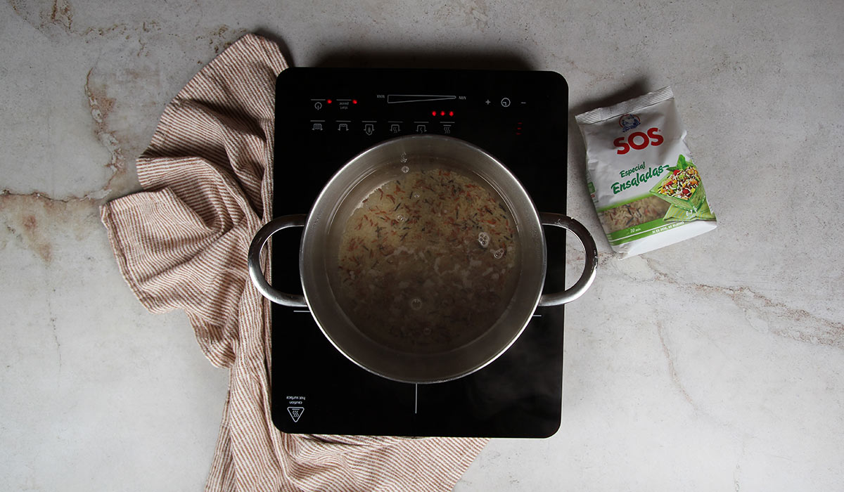 Cocción de arroz en ensalada de lentejas y quinoa