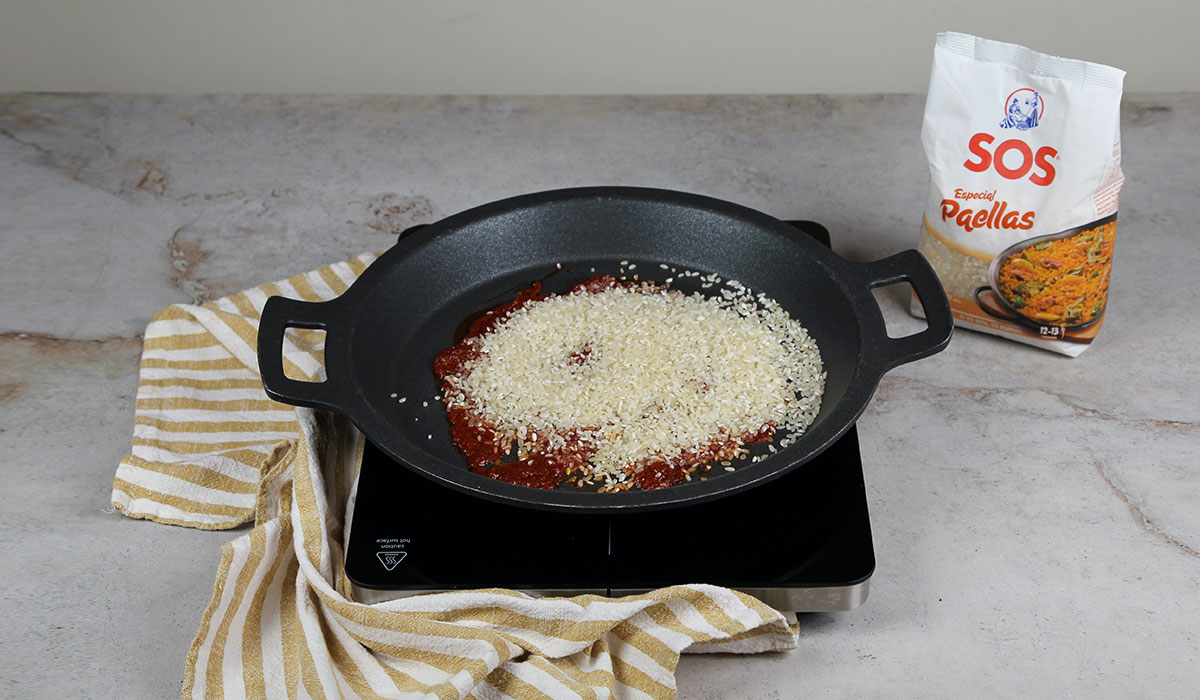 Salmorreta y arroz para paella con boquerones y espinacas