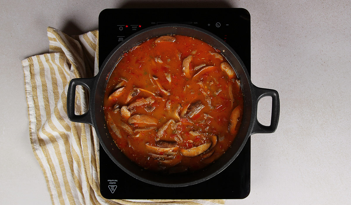 Caldo en Arroz con secreto ibérico y setas