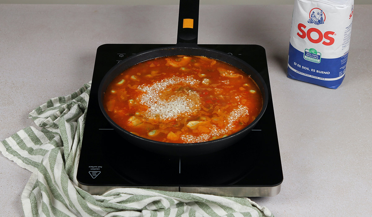 Añadir arroz a arroz con habas y alcachofas