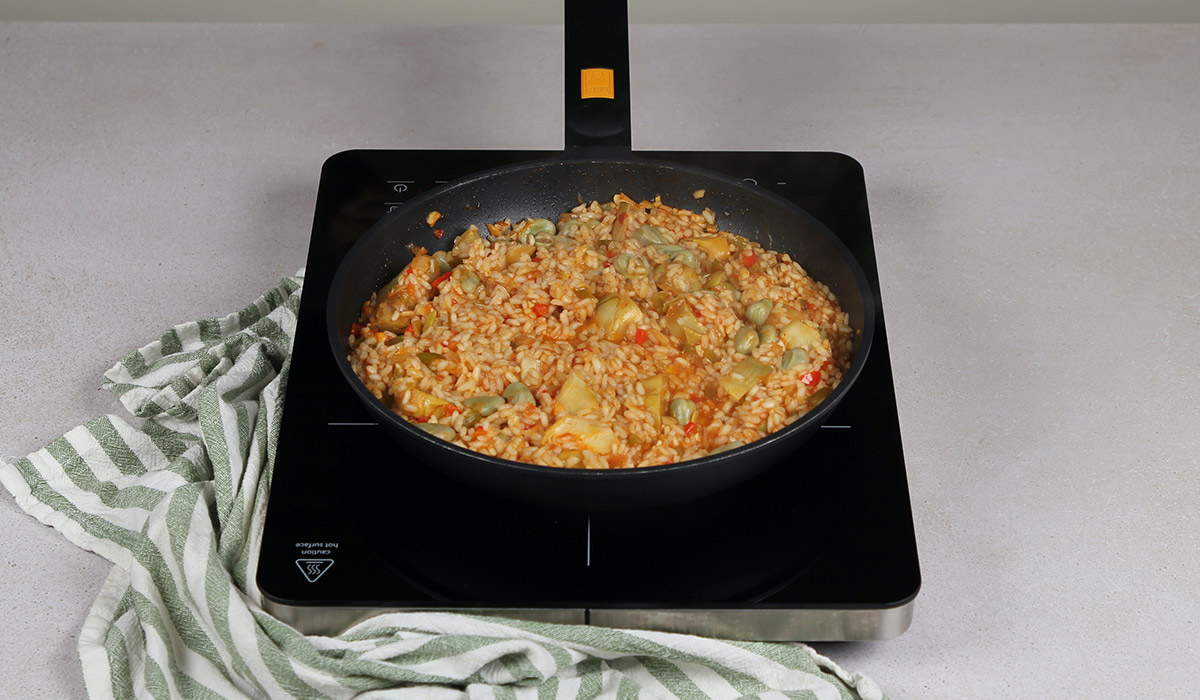 Reposar arroz con habas y alcachofas