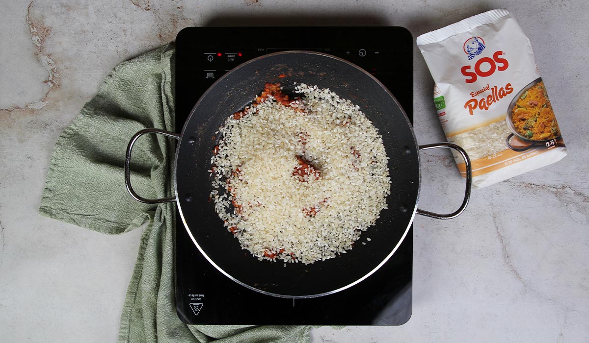 Agregar arroz a Paella de bogavante