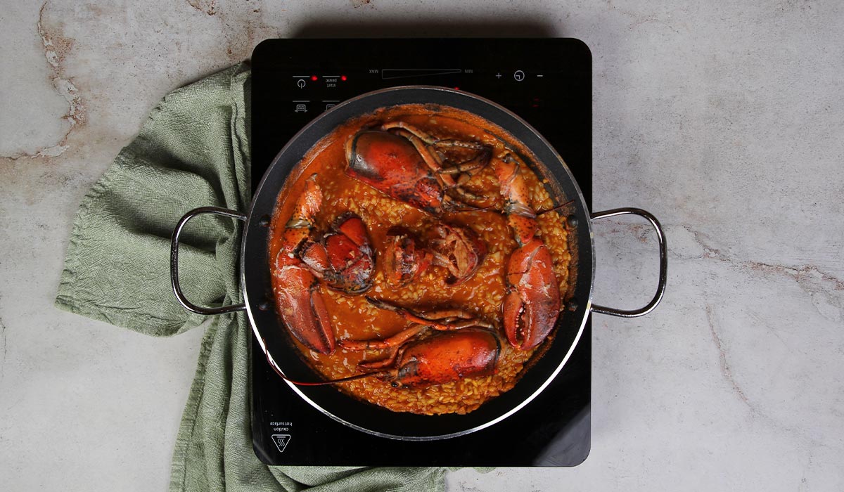 Cocinar arroz y bogavante en Paella de bogavante