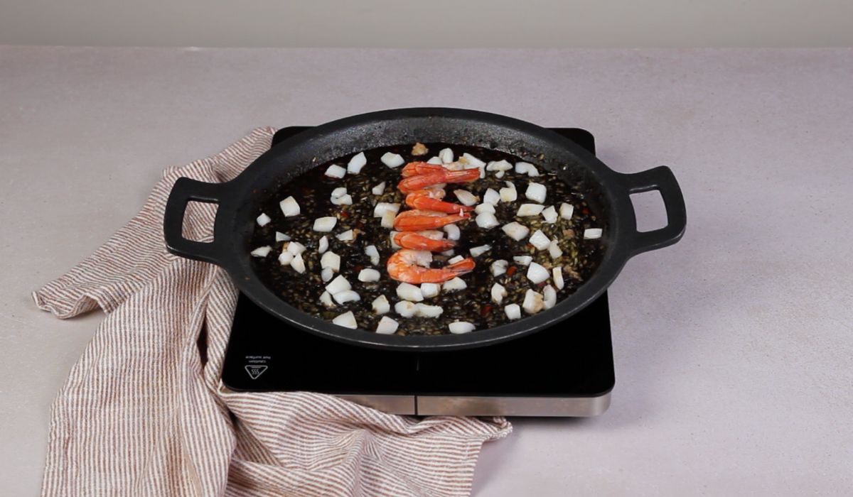 Cocinar con gambones en arroz negro