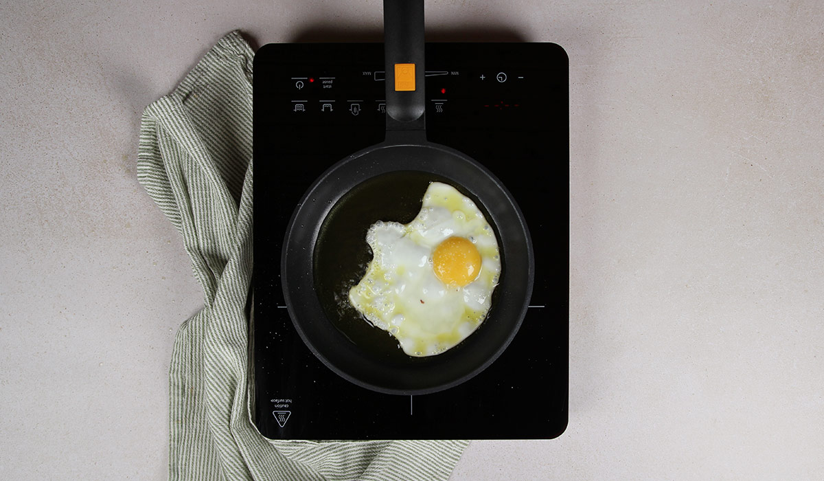 Freír huevos para arroz a la cubana