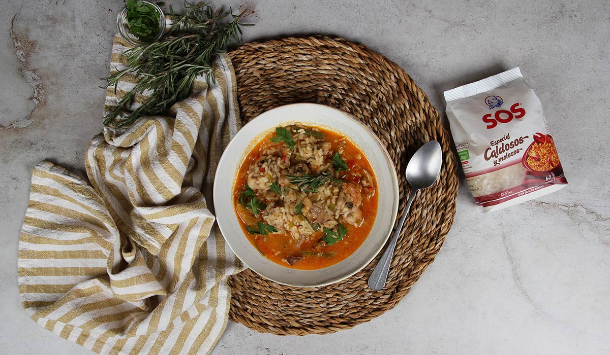 Presentación de arroz caldoso con conejo