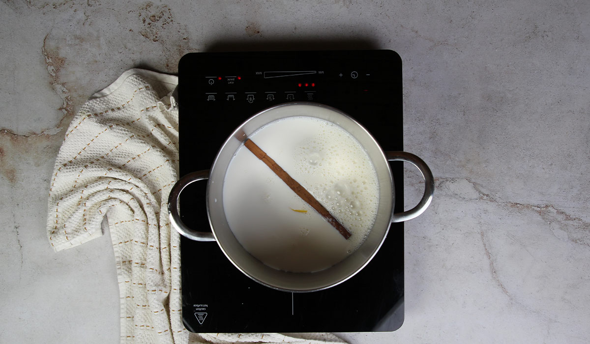 Cocer leche en arroz con leche y nata