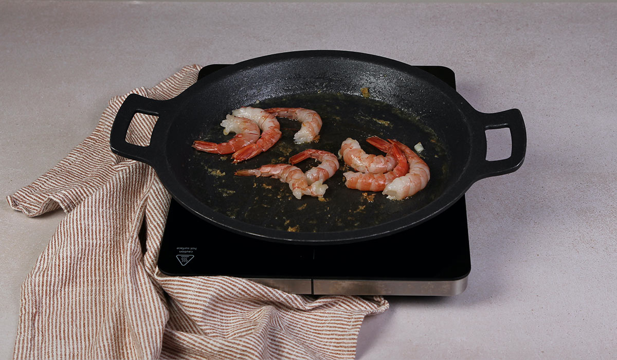 Dorar gambones en Arroz negro