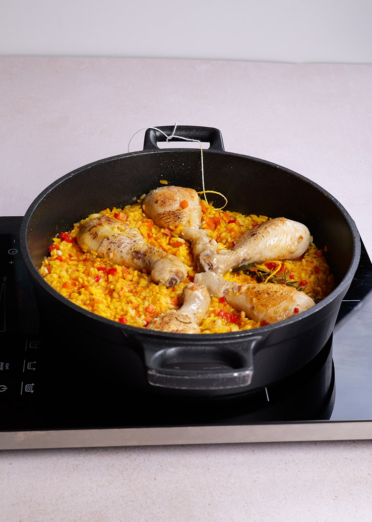 Reincorporar pollo a arroz con muslitos de pollo