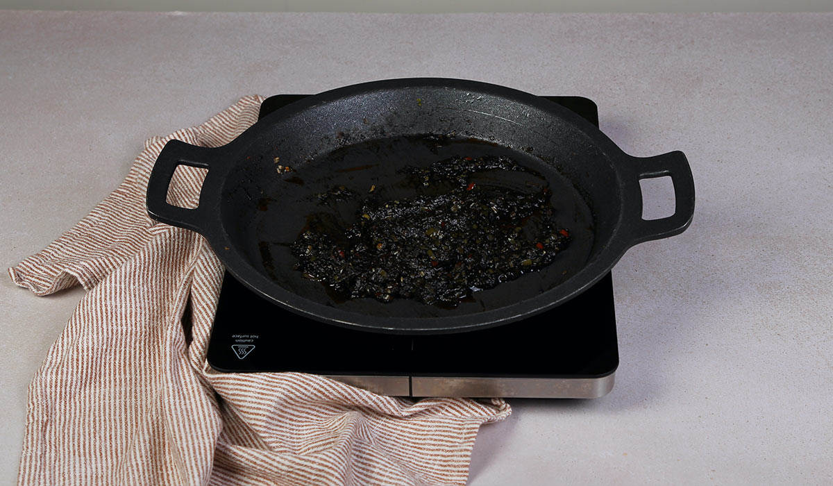 Sofrito con tinta de calamar de Arroz negro