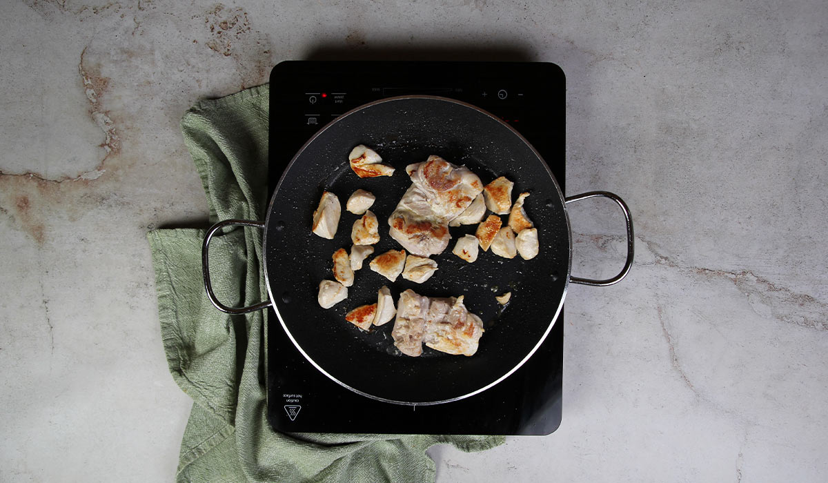 Dorar pollo en Fideuá de Pollo y Verduras