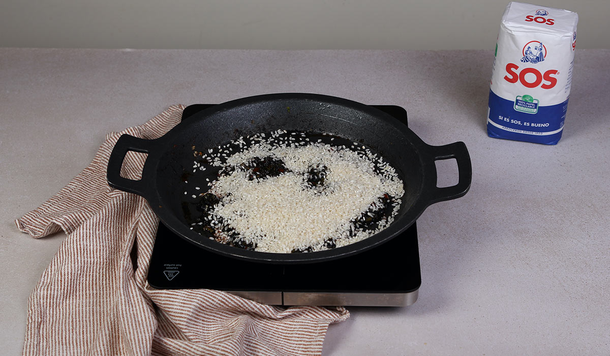 Añadir arroz a Arroz negro