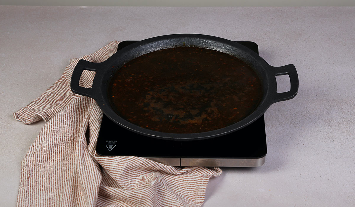 Incorporar caldo a Arroz negro