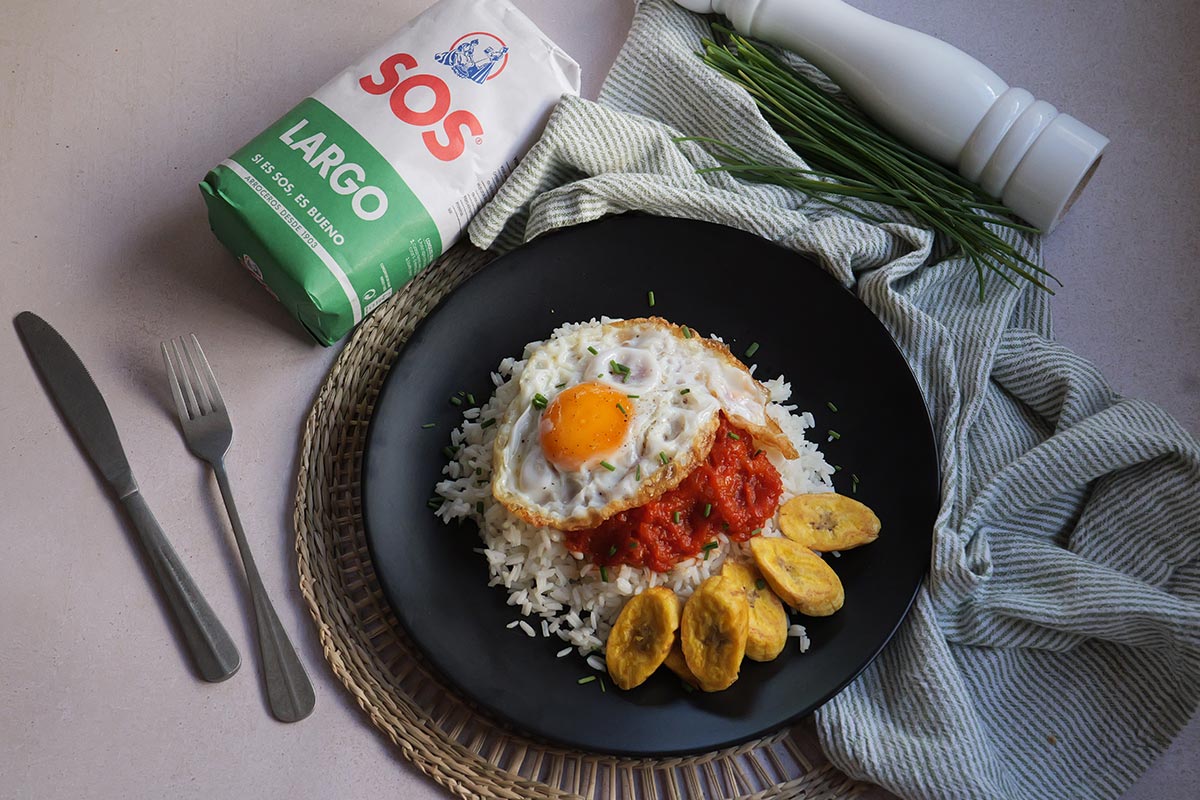 Presentación de arroz a la cubana