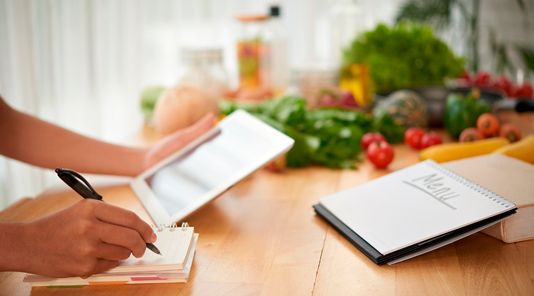 ¿Cómo preparar comidas para fiestas con anticipación?