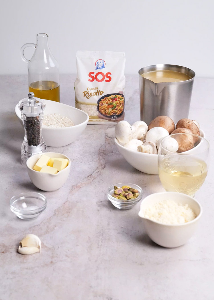 Ingredientes de risotto de champiñones cremoso