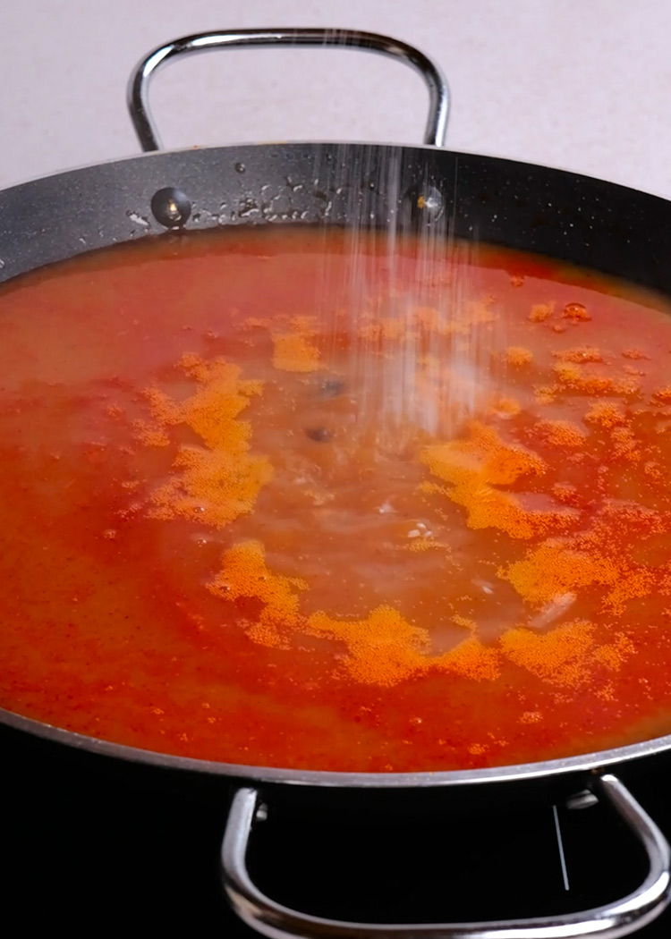 Cocer el arroz con caldo en arroz alicantino