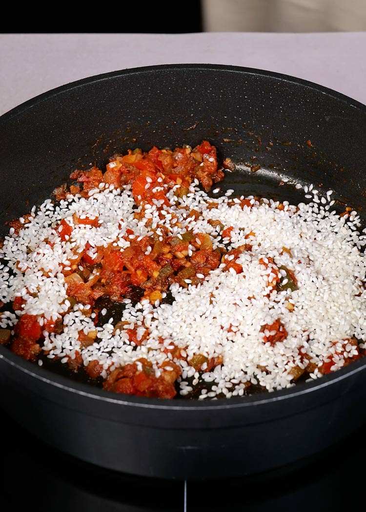 Incorporar arroz en arroz con cangrejo azul