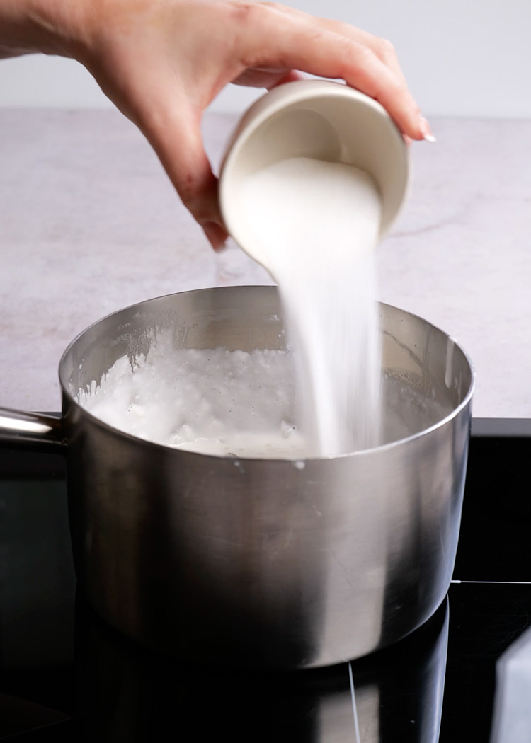 Añadir azúcar a arroz con leche de coco y mango