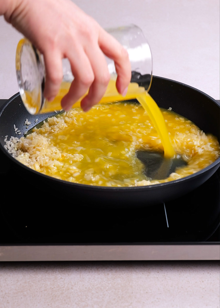 Incorporar arroz y zumo de naranja a arroz con naranja