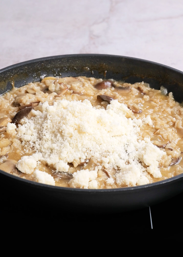 Mantequilla y queso en risotto de champiñones cremoso