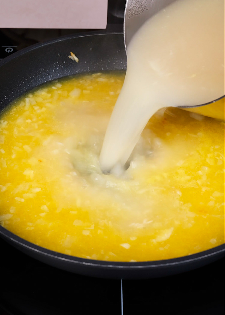 Verter caldo de pollo a arroz con naranja