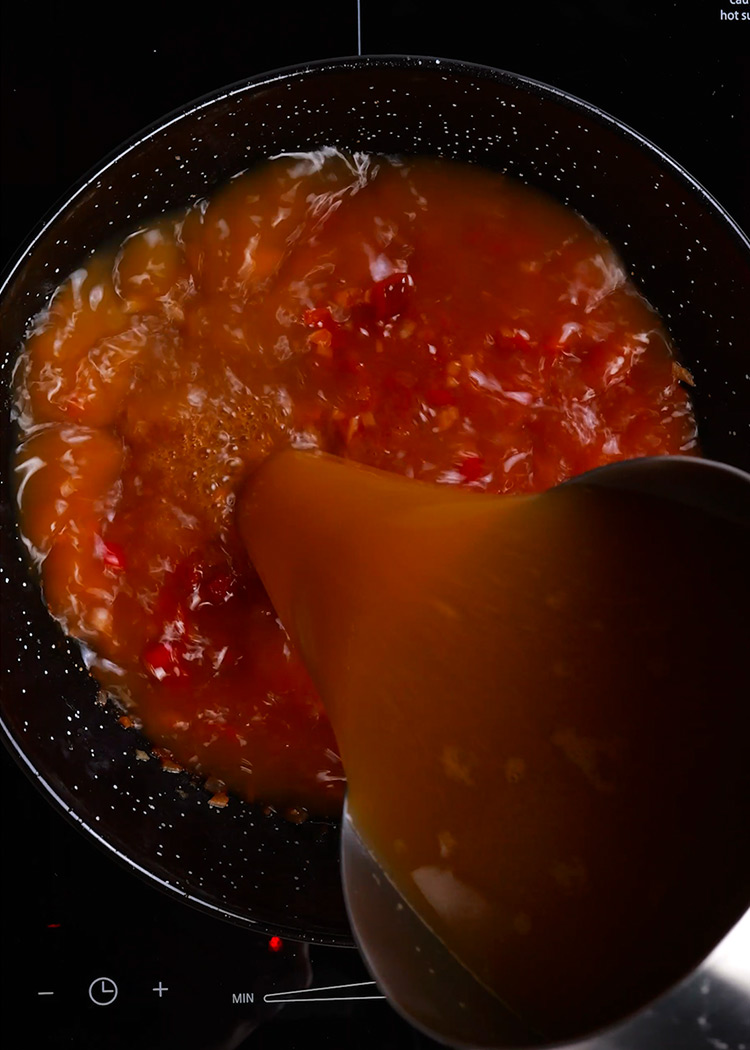 Verter caldo a Arroz meloso con langostinos