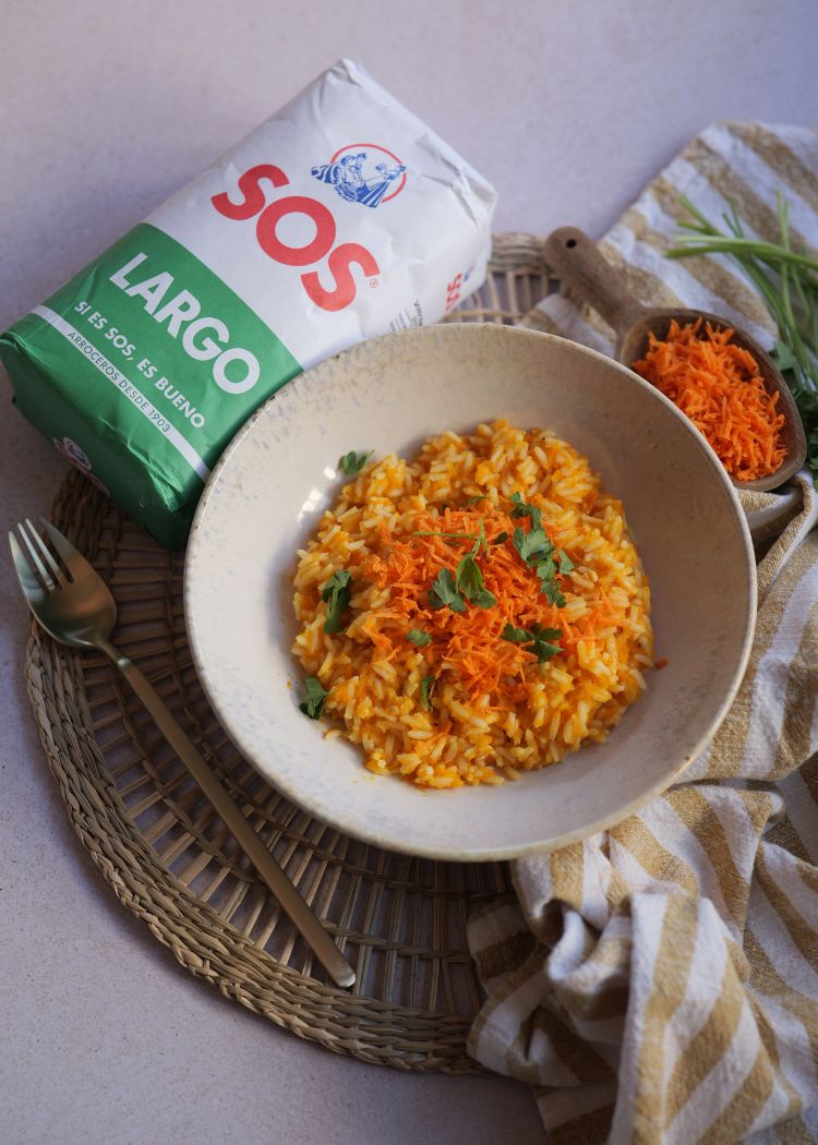 Presentación de arroz con zanahorias