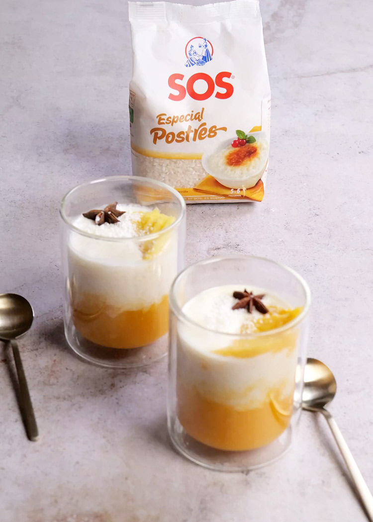 Presentación de arroz con leche de coco y mango