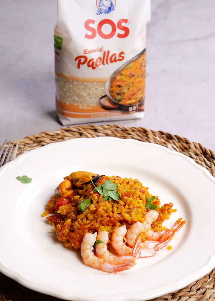 Servir Arroz con gambas y mejillones