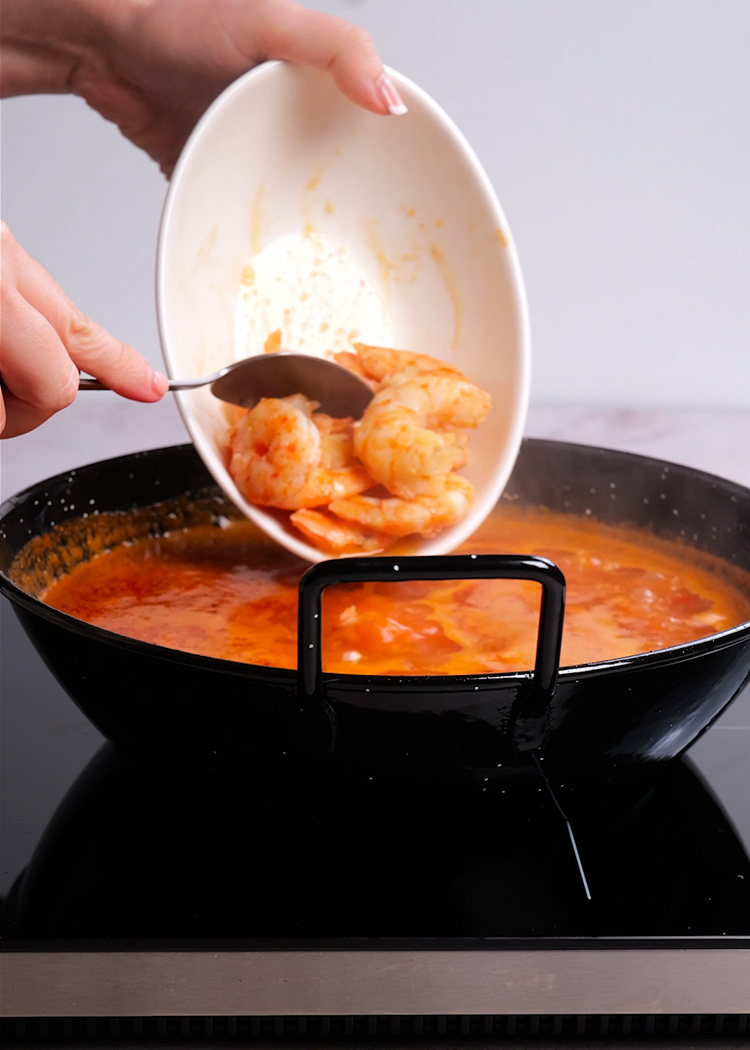 Añadir langostinos a arroz meloso con langostinos