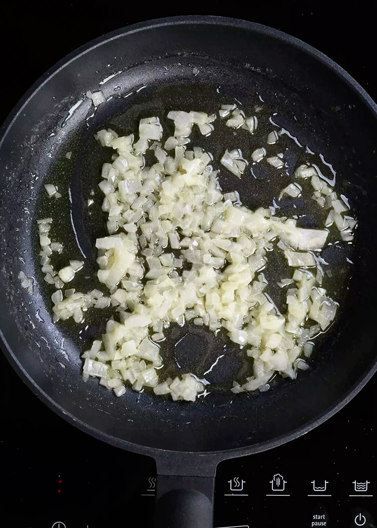 aceite de oliva virgen extra, mantequilla y cebolla en risotto 4 quesos