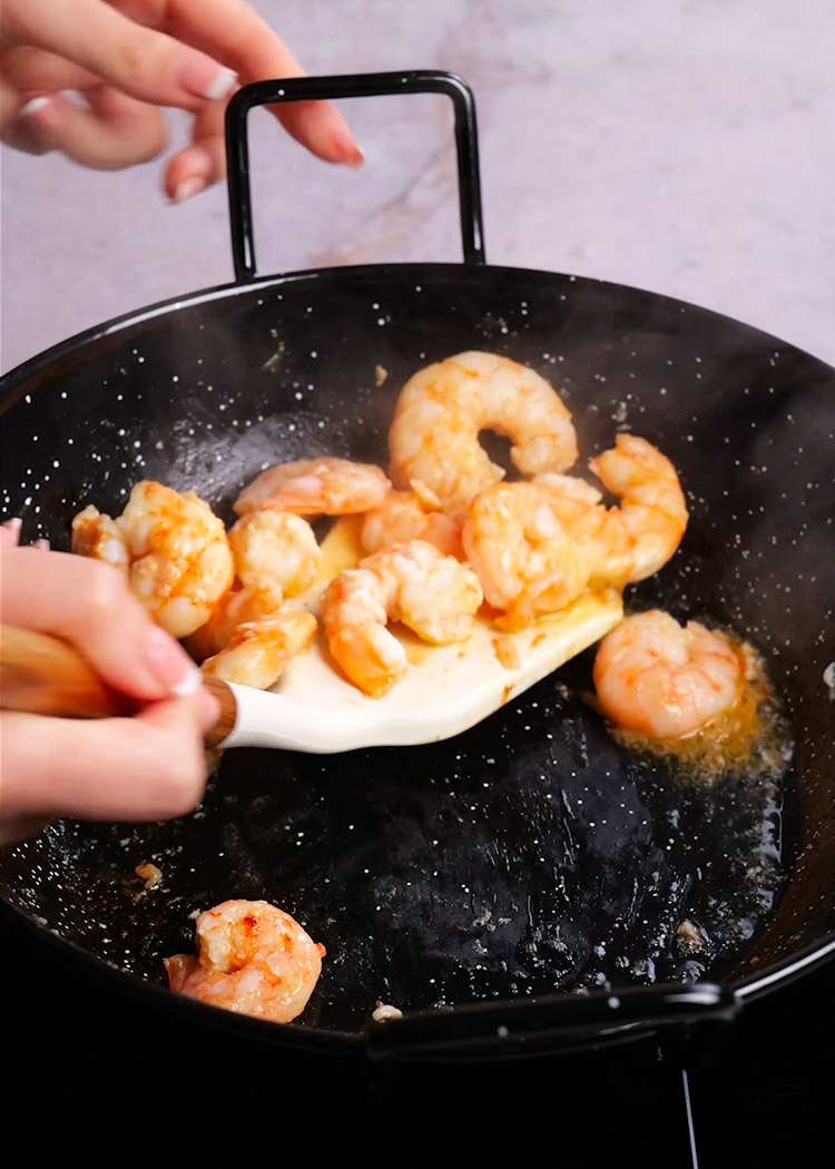 Sofreír langostinos en Arroz meloso con langostinos