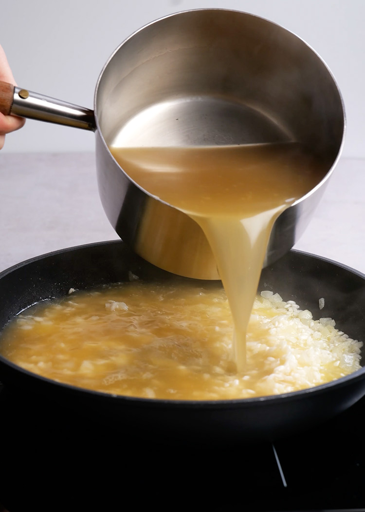 Añadir caldo a risotto 4 quesos