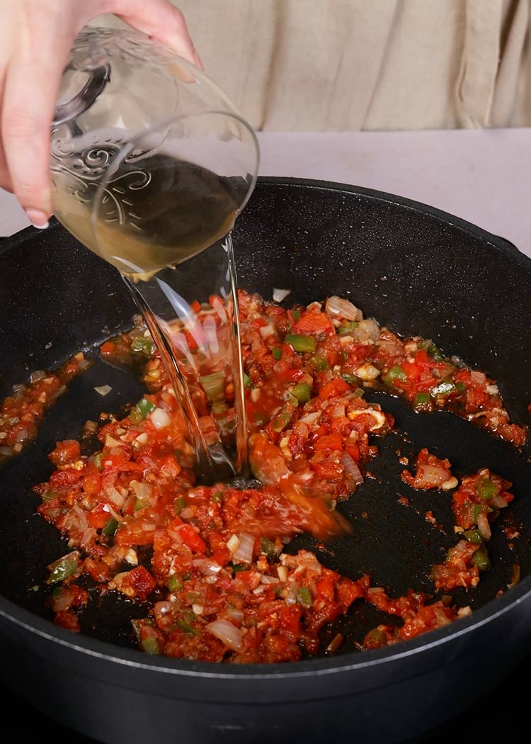 Incorporar vino en arroz con cangrejo azul