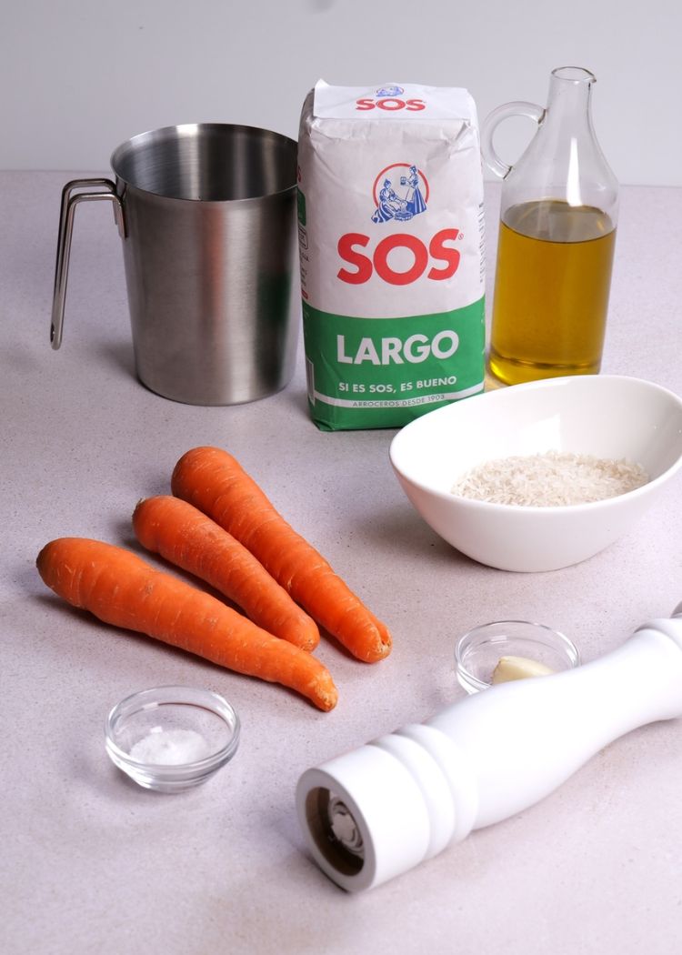 Ingredientes de arroz con zanahorias