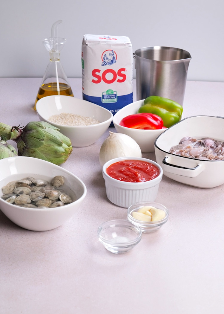 Ingredientes de arroz con pulpitos y alcachofas