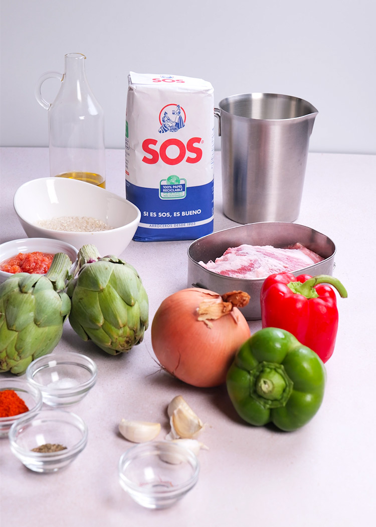 Ingredientes de arroz con secreto y alcachofas