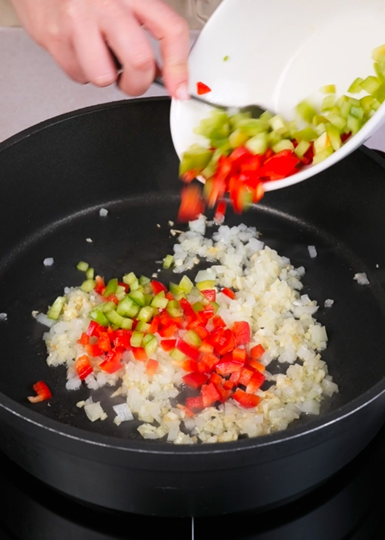 Sofrito de arroz con pulpitos y alcachofas