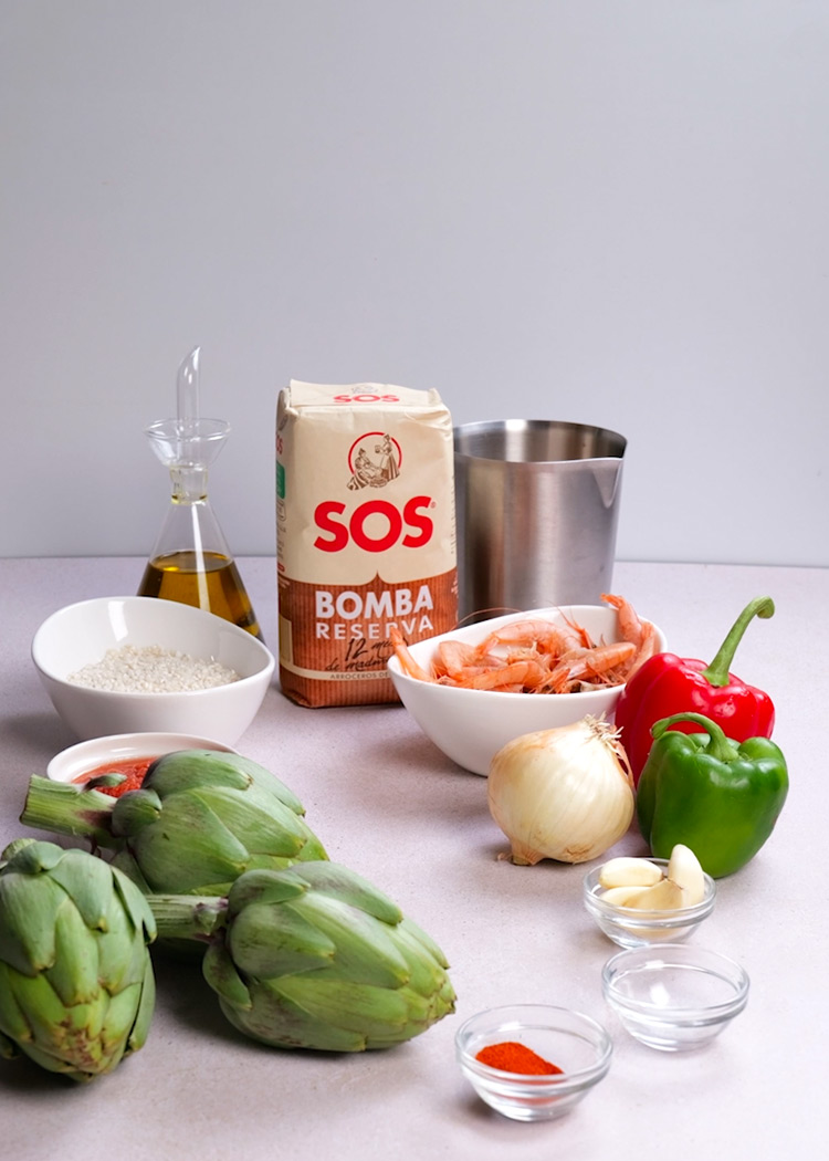 Ingredientes de arroz con alcachofas y gambas