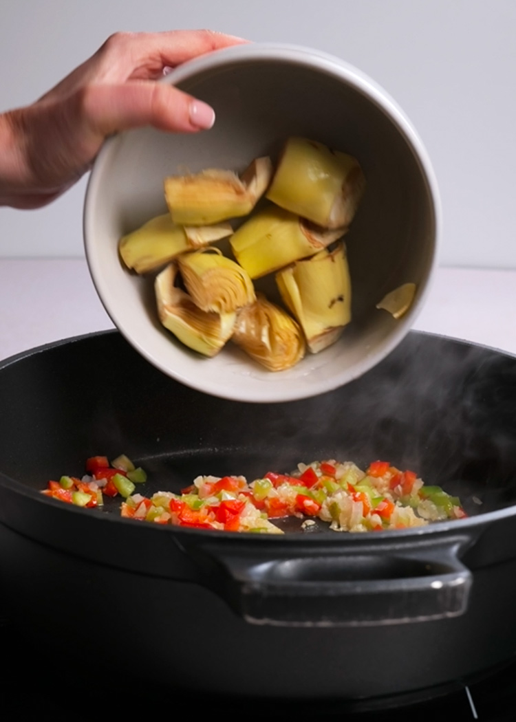 Cocinar alcachofas en arroz con pulpitos y alcachofas