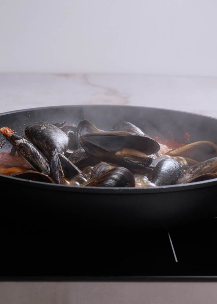 Cocinar mejillones para arroz caldoso con mejillones