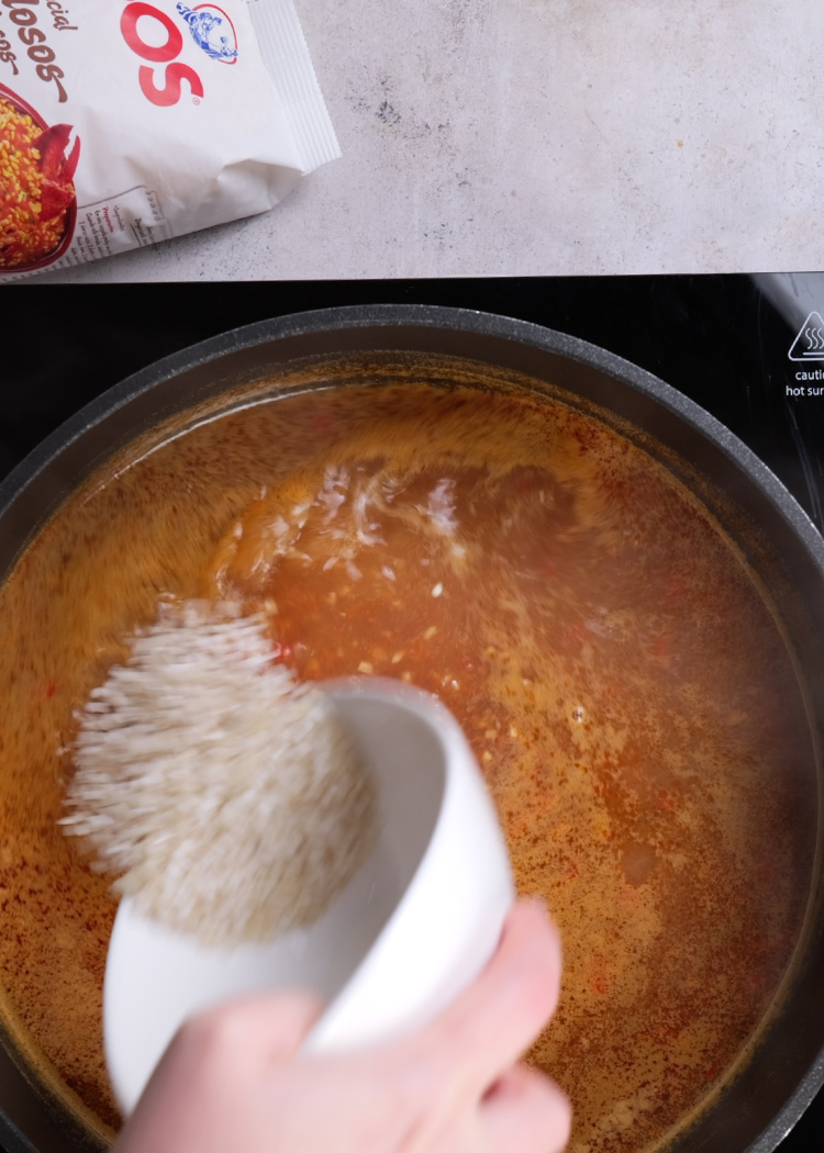 Incorporar arroz a arroz caldoso con mejillones