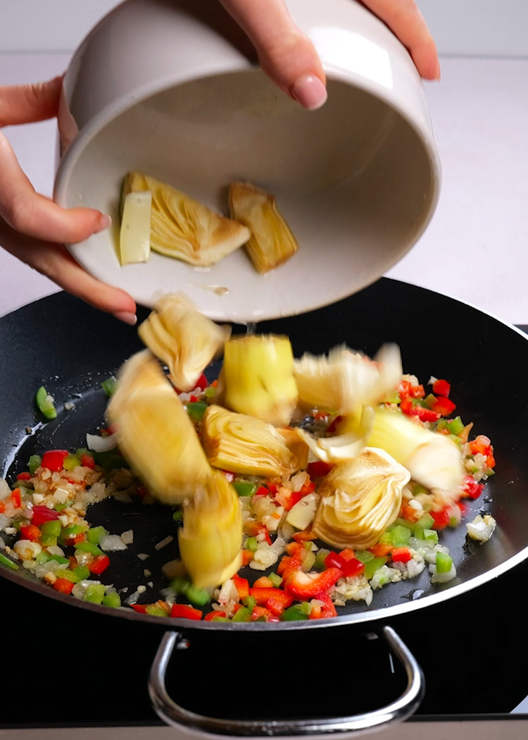 Incorporar alcachofas a arroz con alcachofas y gambas