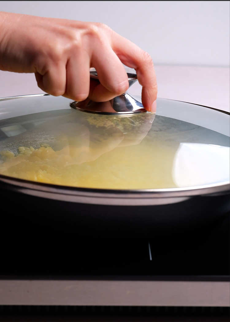 Tapar y cocinar el arroz con naranja