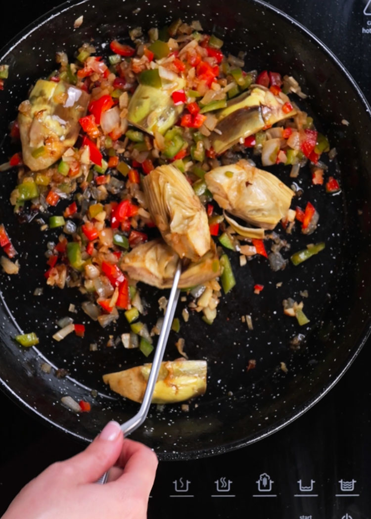 Sofrito de arroz con secreto y alcachofas